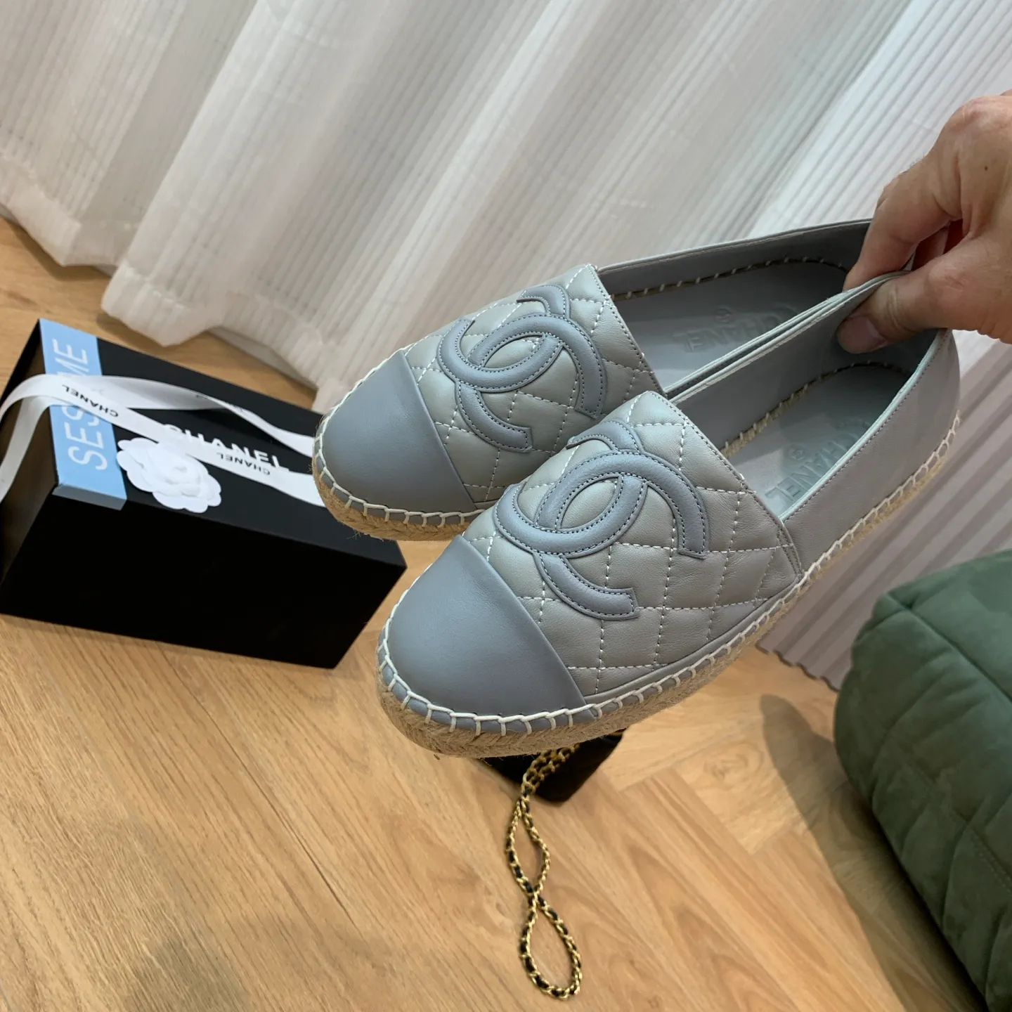 👟👟Ex-factory price 480👟👟 👑New colors are coming ✌️The new version of Chanel fisherman shoes is coming❗️Delivered in a complete set of top-notch packaging. The quality of my fisherman shoes has not been introduced much, everyone who has tried it knows it! The original customized upper, and my outsole is the original translucent outsole, the opaque outsole is the wrong version, full set of authentic packaging ❗️ size: 35-40, running price